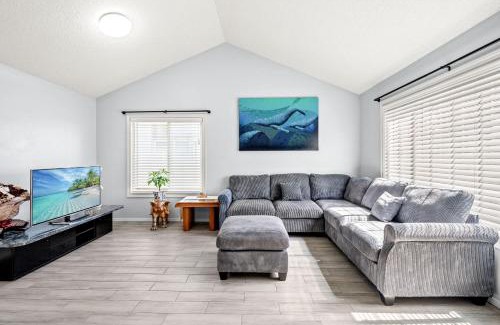 Ontario House | Spacious Family Retreat w Garden & Modern Comfort