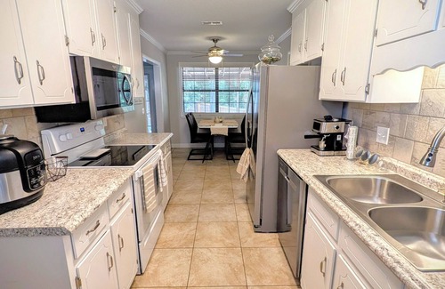 Enterprise House | Spacious Farmhouse Near Fort Novosel Family Friendly