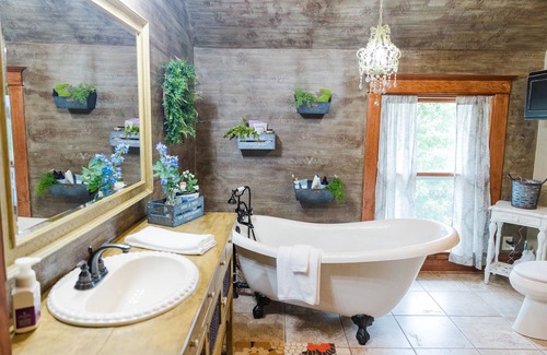 Squaw Other | Spacious Farmhouse beautifully decorated waiting for laughs and memories