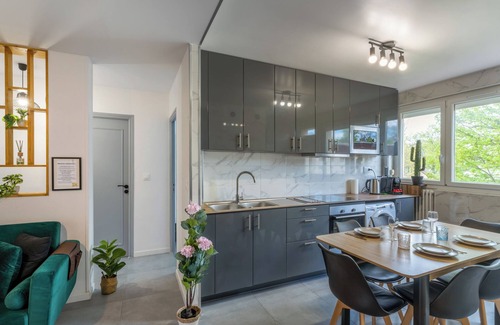 Herouville-Saint-Clair Apartment | Spacious 4 Bedroom Apartment - Ideal for Families & Groups