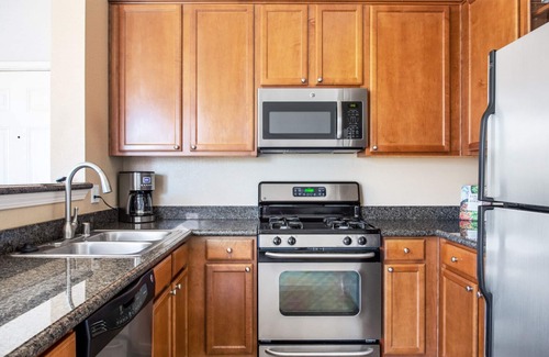 Central District Apartment | Spacious Fremont 2BR w/W/D, Pool, close to Lake & Shops, by Blueground