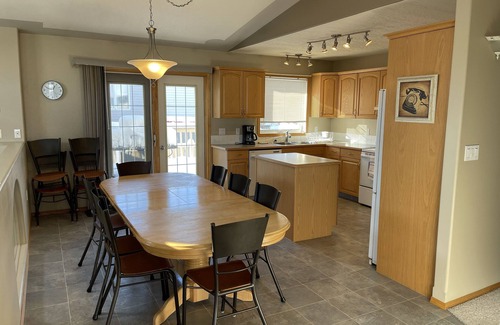 Pincher Creek House | Spacious fully furnished home in Pincher Creek - up to 14 people comfortably!