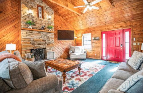Gatlinburg - Pigeon Forge House | Spacious Gatlinburg Cabin Home Hot Tub King Beds Game Room