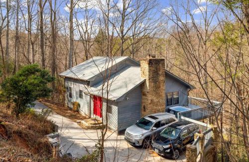 Gatlinburg - Pigeon Forge House | Spacious Gatlinburg Cabin Home Hot Tub King Beds Game Room