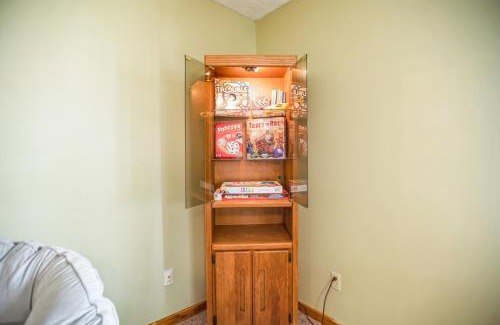 Gatlinburg - Pigeon Forge House | Spacious Gatlinburg Cabin Home Hot Tub King Beds Game Room