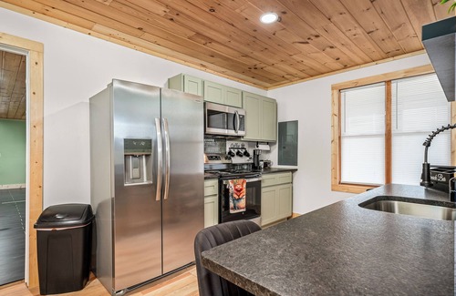 Crossville Cabin | Spacious Get Away: Mt. View Cabin fully equipped kitchen ONLY 15min to Town
