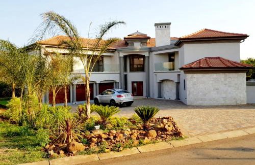Hartbeespoort Villa | Spacious Golf & Wildlife Estate in Hartbeespoort 10 sleeper