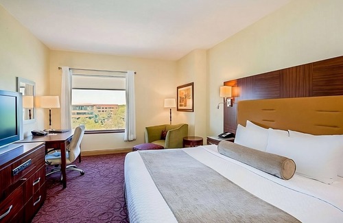 Wauwatosa Hotel | Spacious Good-Value Accommodation! Pool, Free Parking, Pets Allowed