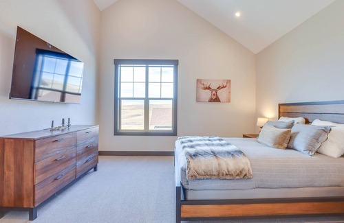 Grand Elk Ranch House | Spacious Granby Townhome: Hot Tub & Mountain Views