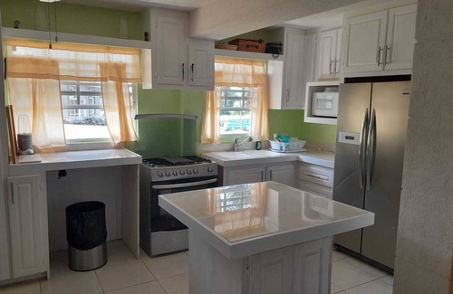 Hastings Apartment | Spacious ground floor apartment close to beaches, bars and restaurants