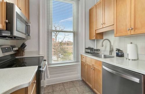 East Walnut HIlls Apartment | Spacious Haven 7min to Downtown