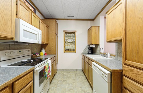 Montgomery Apartment | Spacious Historic Bottling Department Loft with Taproom Perks