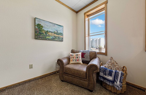 Montgomery Apartment | Spacious Historic Bottling Department Loft with Taproom Perks