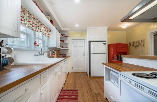 Lockhart House | Spacious Historic Home Near Downtown Lockhart