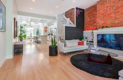 Eckington House | Spacious Historic Rowhouse w. Hot Tub