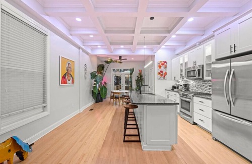 Eckington House | Spacious Historic Rowhouse w. Hot Tub