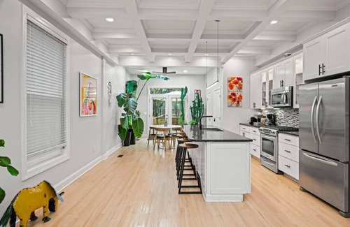 Eckington House | Spacious Historic Rowhouse w. Hot Tub