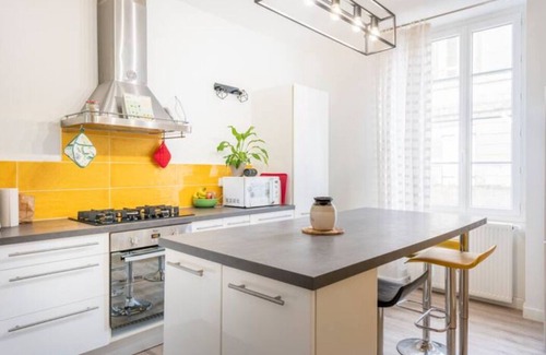 Lestiac-Sur-Garonne House | Spacious house on wooded grounds with swimming pool