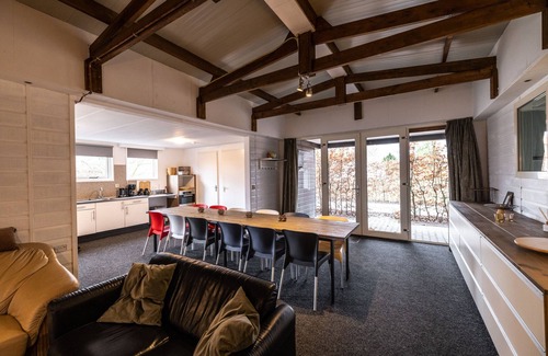 Linde House | Spacious holiday bungalow "Roy" in wooded and quiet area (12 p)