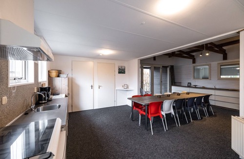 Linde House | Spacious holiday bungalow "Roy" in wooded and quiet area (12 p)