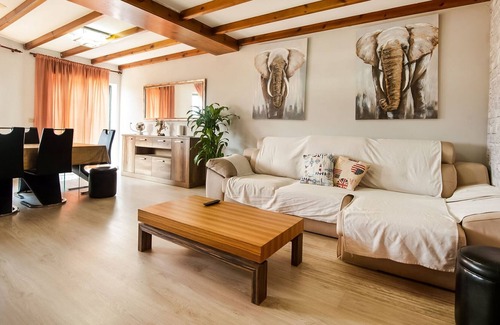 Ames House | Spacious holiday home in Santiago de Compostela with pool
