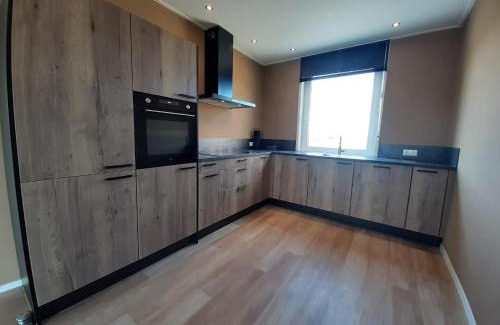 Leons House | Spacious holiday home in Leons with garden