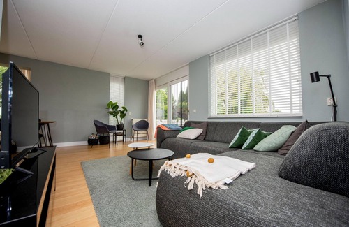 Terherne House | spacious holiday home with private jetty