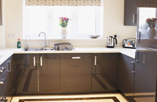 Sindlesham House | Spacious home | 3 Bedrooms + 3 bathrooms dedicated office & parking close to M4n