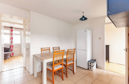 Waltham Cross Apartment | Spacious Home by Lee Valley Rafting Waltham Cross