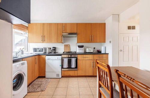 Waltham Cross Apartment | Spacious Home by Lee Valley Rafting Waltham Cross