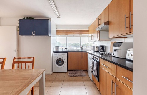 Waltham Cross Apartment | Spacious Home by Lee Valley Rafting Waltham Cross