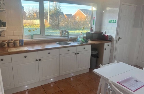 Grantham House | Spacious home from home free parking