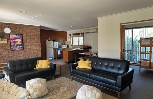 Corowa House | Spacious home in Corowa’s best street right across from the Murray/pet-friendly!
