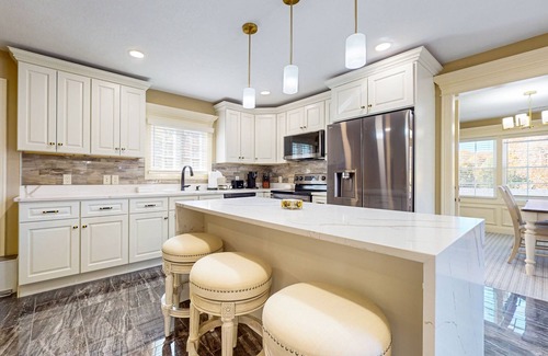 Holyoke House | Spacious home near Interstate 91 & Holyoke Medical Center + free wifi