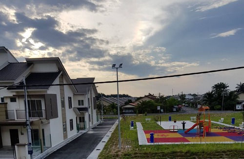 Sepang House | Spacious home near KLIA & Sepang Circuit