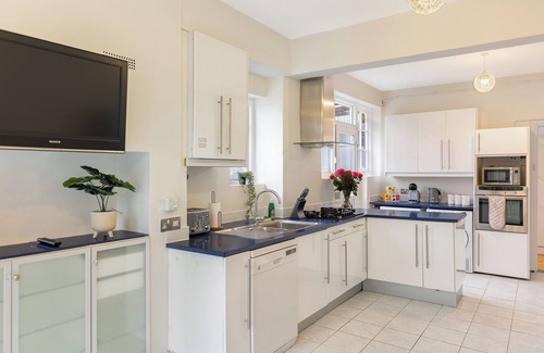 Golders Green House | Spacious Home sleeps 14 adults London