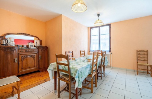 Gornies House | Spacious Home with Beach Access
