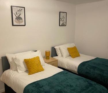 Harlow House | Spacious Home with Garden in Harlow, Great for Contractors & Relocators