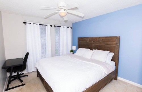 Owings Mills Cabin | Spacious Home with 4BR, 2.5 Bath for 8-10PPLE, with WiFi and free parking
