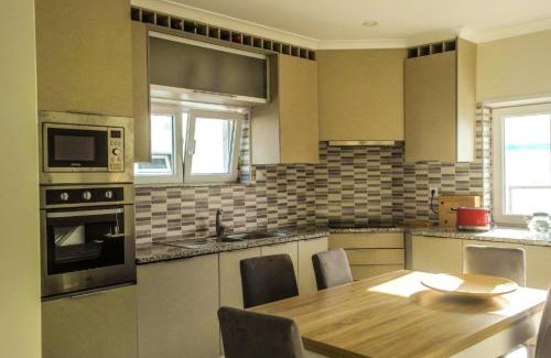 Atalaia House | Spacious House in Atalaia with Shared Pool