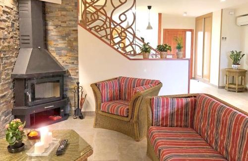 Cretas House | Spacious House in Cretas with Mountain View
