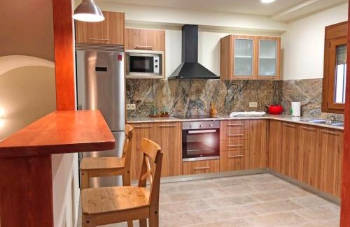 Cretas House | Spacious House in Cretas with Mountain View