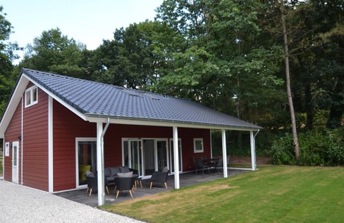 Municipality of Rhenen House | Spacious house with covered terrace, located on a holiday park in Rhenen