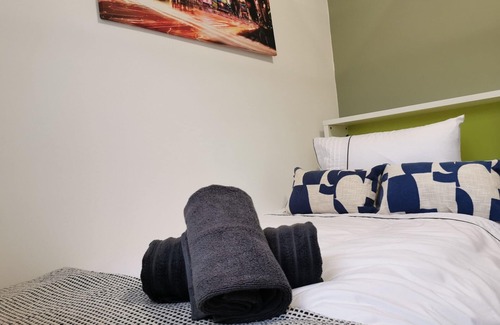 Havant House | Spacious House with Free Parking and Fully Equipped Kitchen