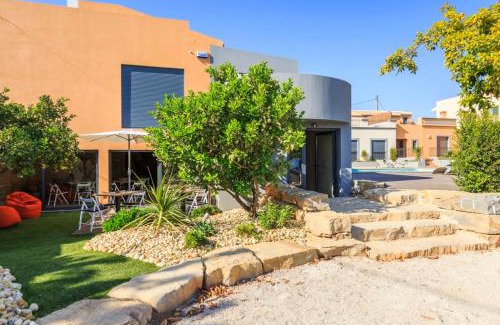 Olhao House | Spacious house with sea view in Quelfes, shared pool