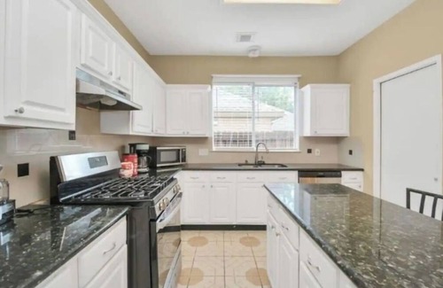 Mission Bend House | Spacious Houston Home 5 Bedrooms 3.5 Bathrooms 12 beds perfect for large group