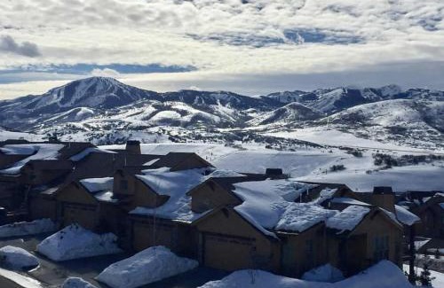 Snowbird House | Spacious Jordanelle Retreat, Minutes to Deer Valley and Park City, Private Hot Tub, Mountain View