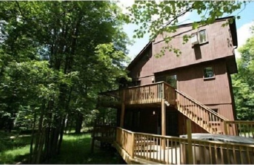 Lake Harmony Estates House | Spacious Lake Harmony Rental With Hot Tub, Pool Table, Custom Bar And Much More!