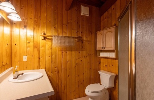 Sterling Cabin | Spacious Lakefront Cabin for Groups-Sleeps 6, Kitchen, Stained Glass Charm