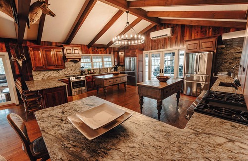 Albany Cabin | Spacious lakeview lodge on Lake Cumberland with WiFi, AC